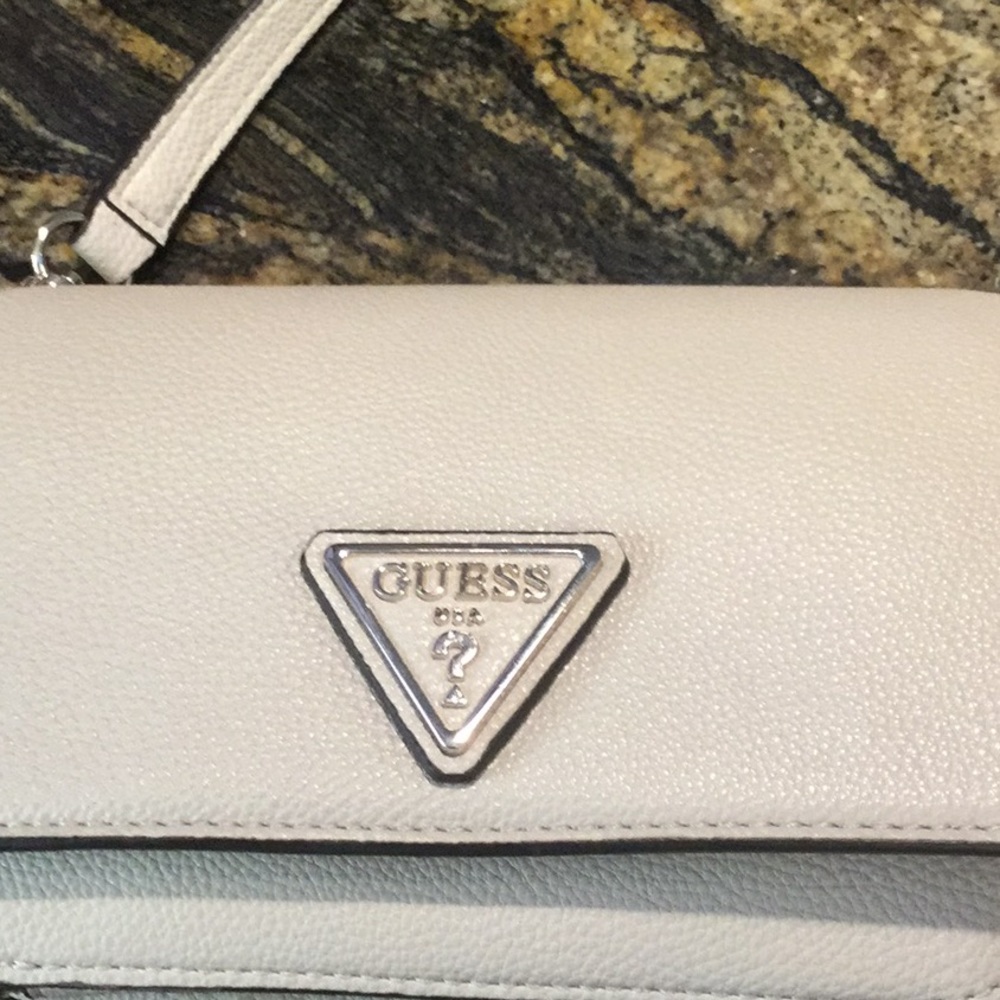 🏵Beautiful Guess Small Purse 🏵 - Picture 3 of 6